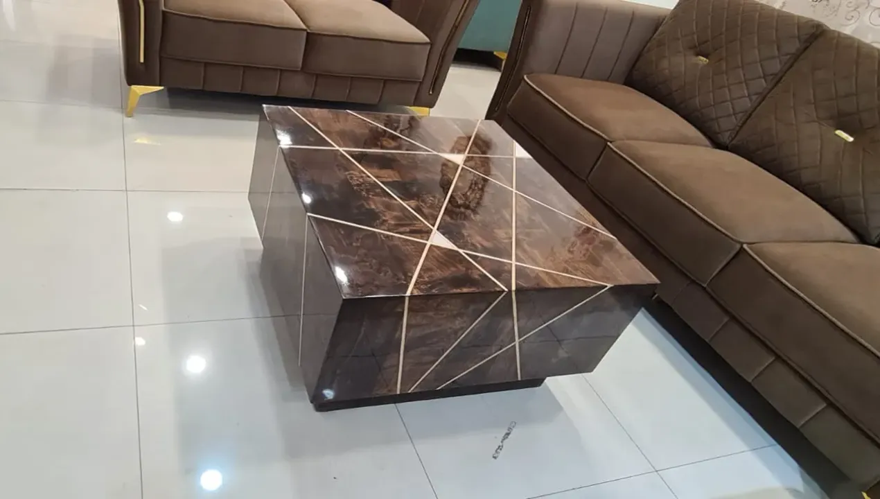Center table in Polyester