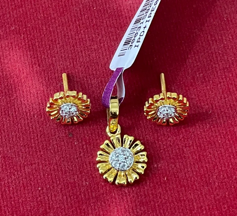 Gold pendant set