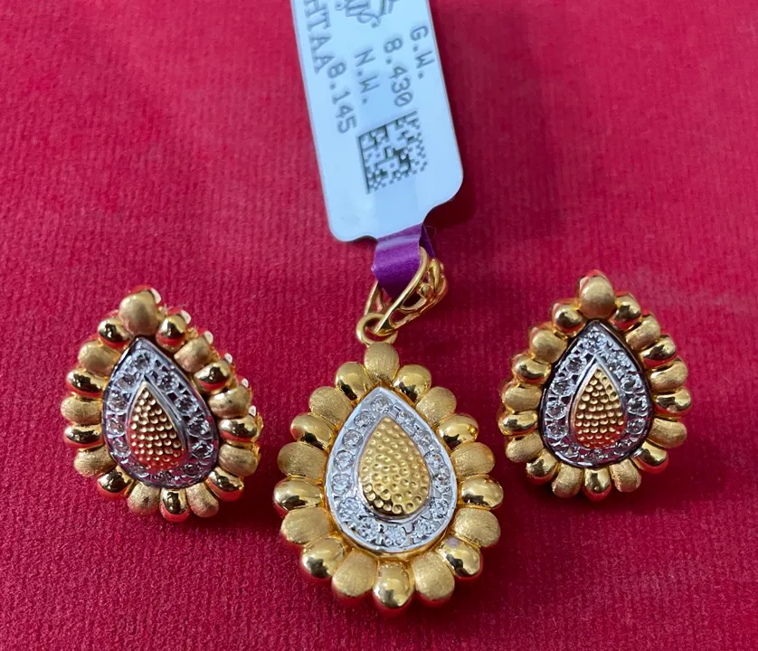 Gold pendant set