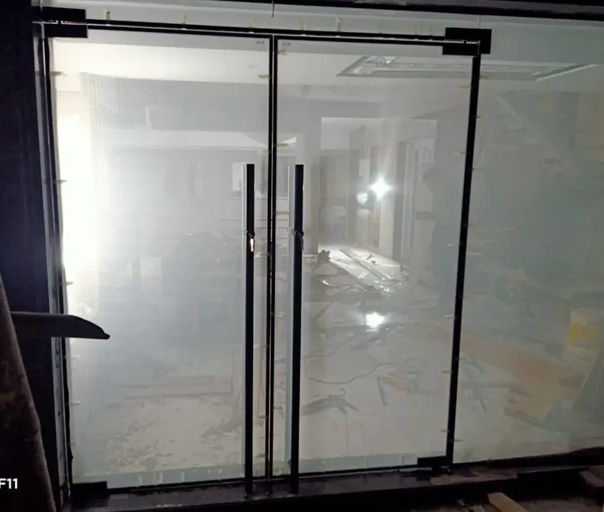 Glass partition in fabric laminated glass